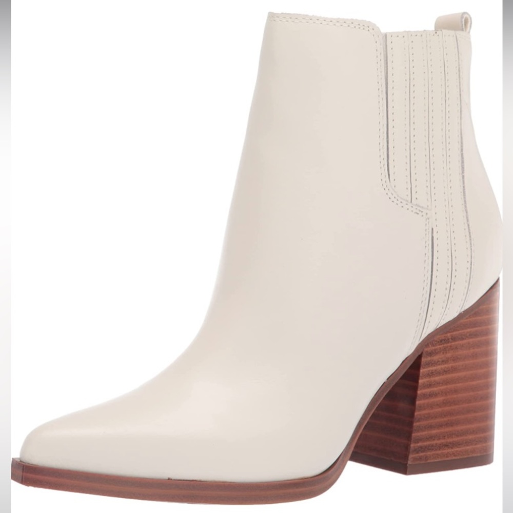 Marc Fisher LTD Alva white bootie size 9.